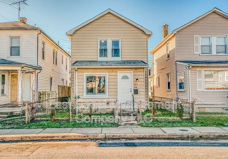 214 Center St — Photo 2