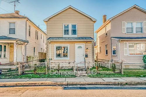 214 Center St Photo 1