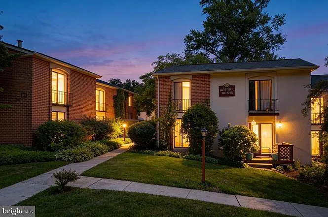 2 bed, 1.5 bath, 975 sqft, $1,995 — Photo 2