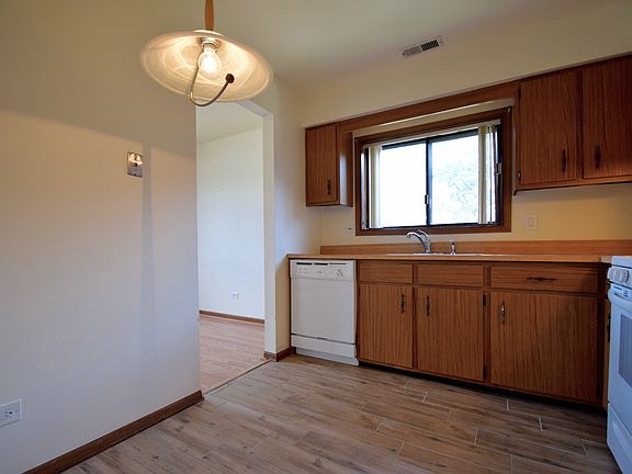 5th image of 15800 Peggy Ln APT 4