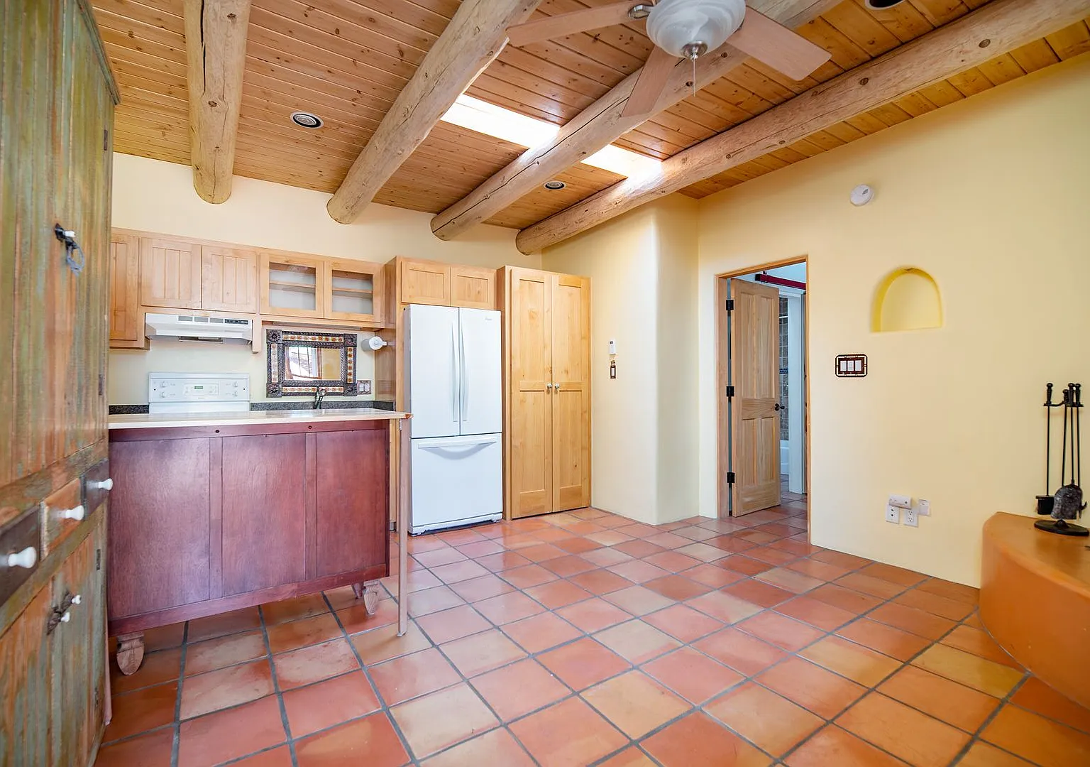 Downtown Private Condo Available Now! — Photo 2