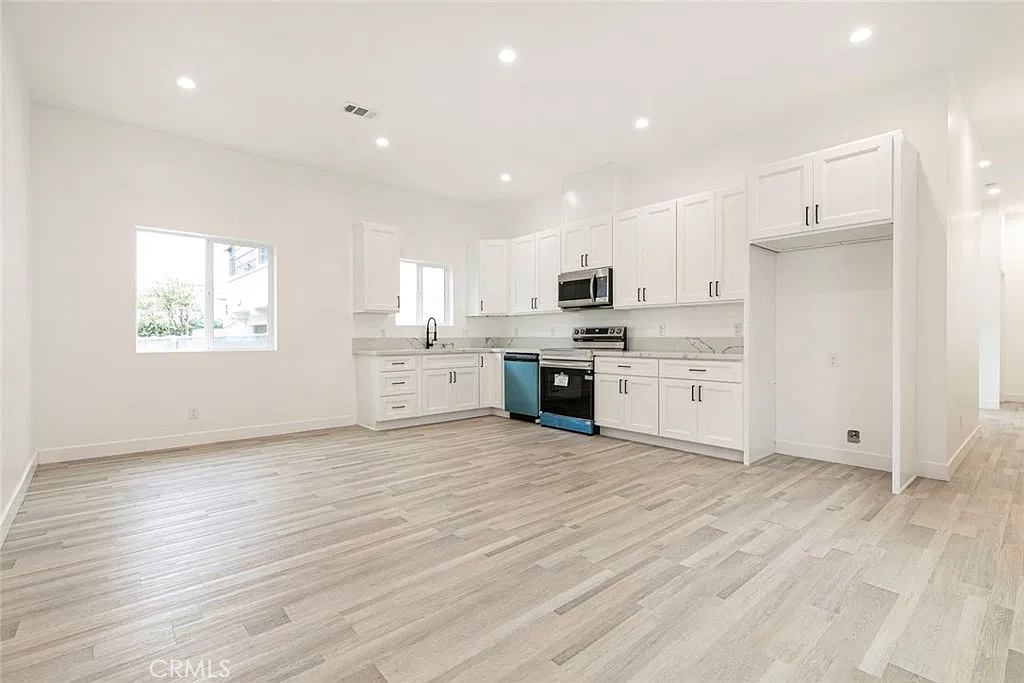 3 bed, 1000 sqft, $4,000 — Photo 3