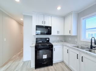 29805 Jamestown Dr, Chesterfield, MI 48051