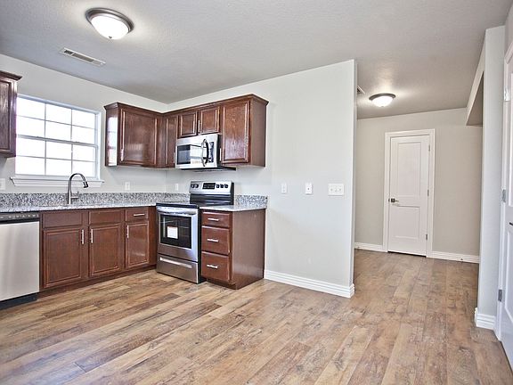 4th image of 506 SW C St #770856798