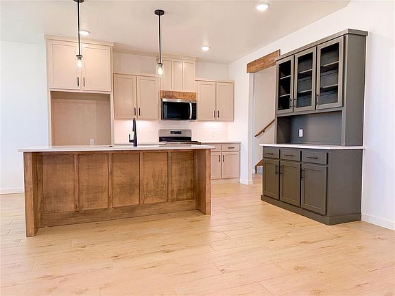 3rd image of 1801 Zainab Ln