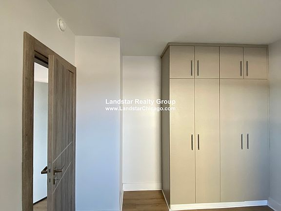 3rd image of 918 Winona Ave #403