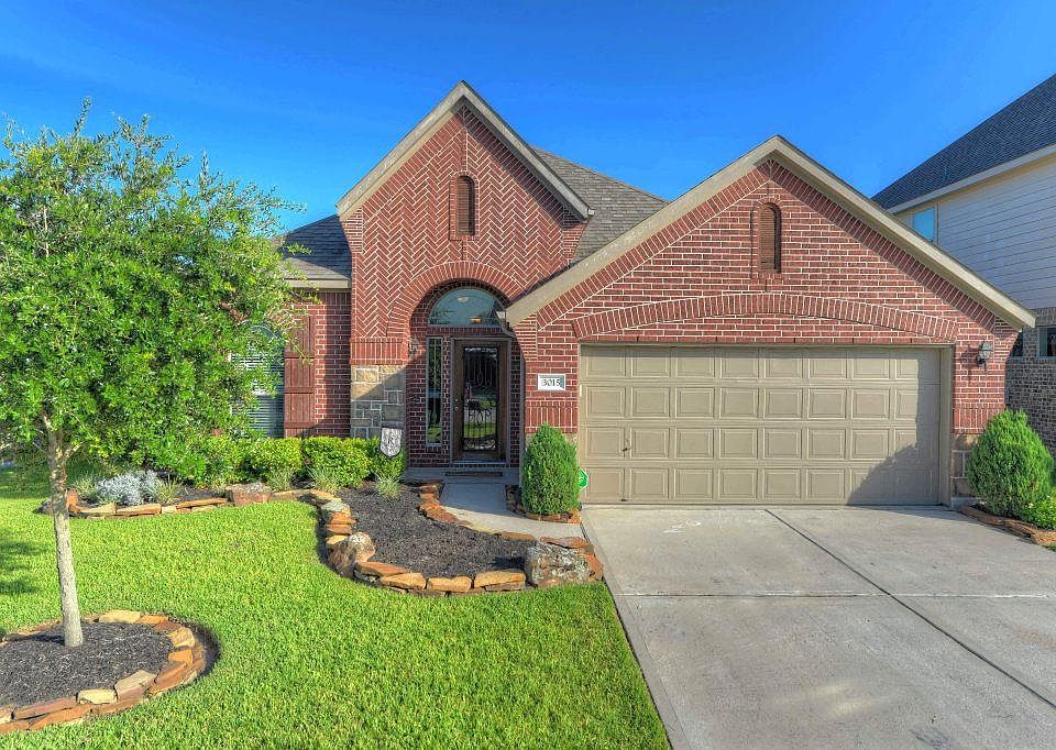 Beautiful curb appeal!