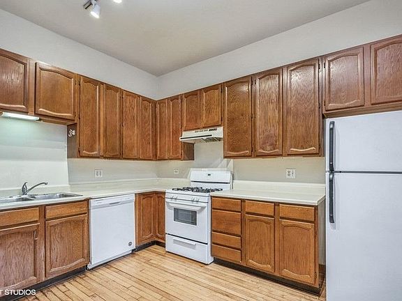 5th image of 913 W Newport Ave #1