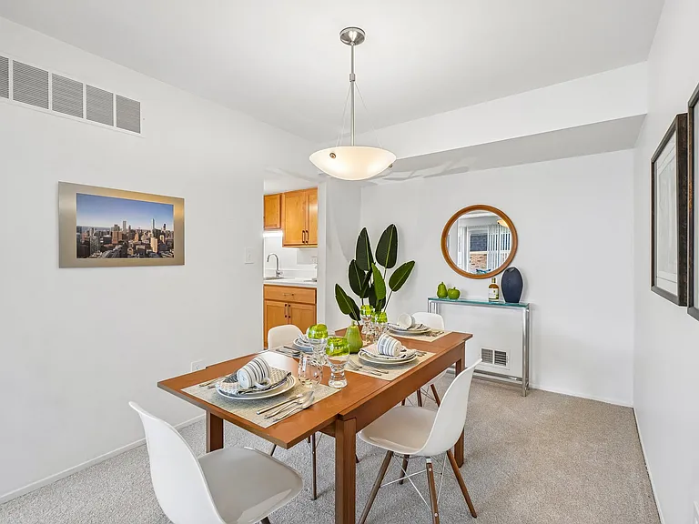 Kensington Manor Apartments — Photo 1