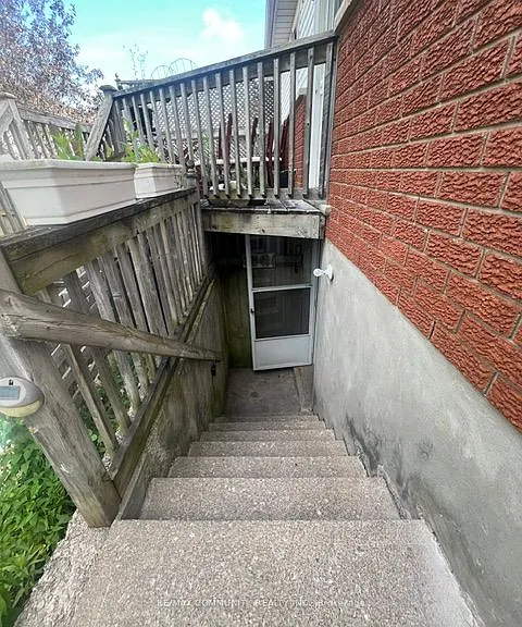 166 Saint Lawrence Dr #BASEMENT — Photo 1