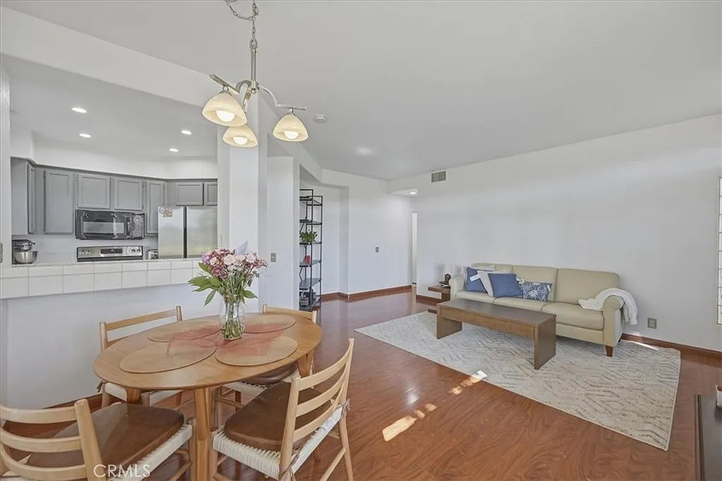 2 bed, 1019 sqft, $3,800 — Photo 3