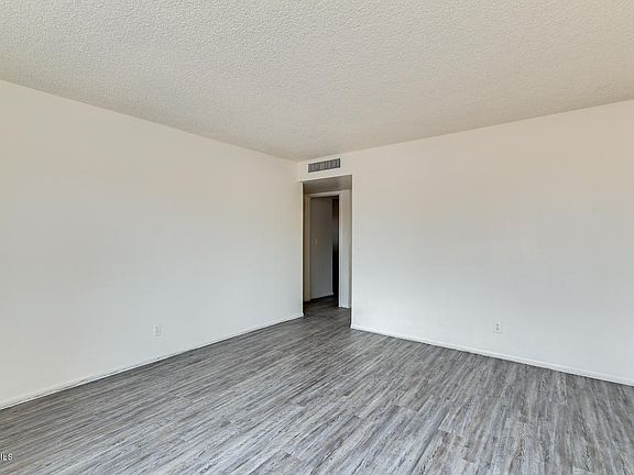 4th image of 926 W Inglewood St