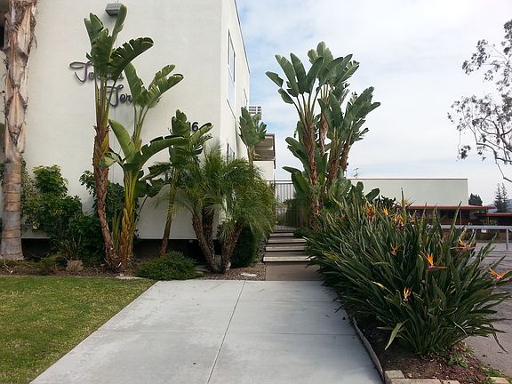 2nd image of 4916 Cahuenga Blvd APT B