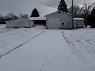 10658 Pine St, Sumner, MI 48889