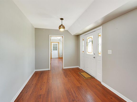 3rd image of 180 Ironstone Rd
