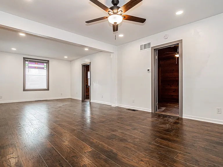 214 W Walnut St — Photo 5