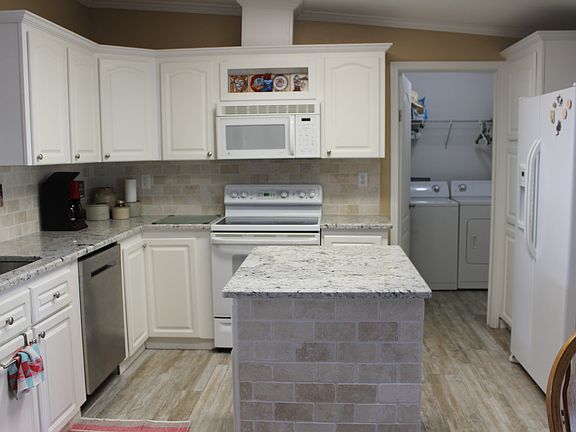 4th image of 403 Creekview Dr