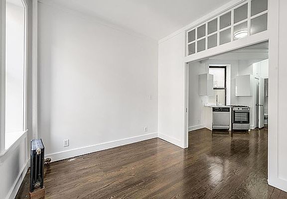 3rd image of 109 Saint Marks Pl APT 10
