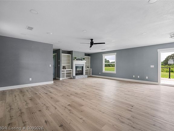 3rd image of 4842 Oak Grove Ter