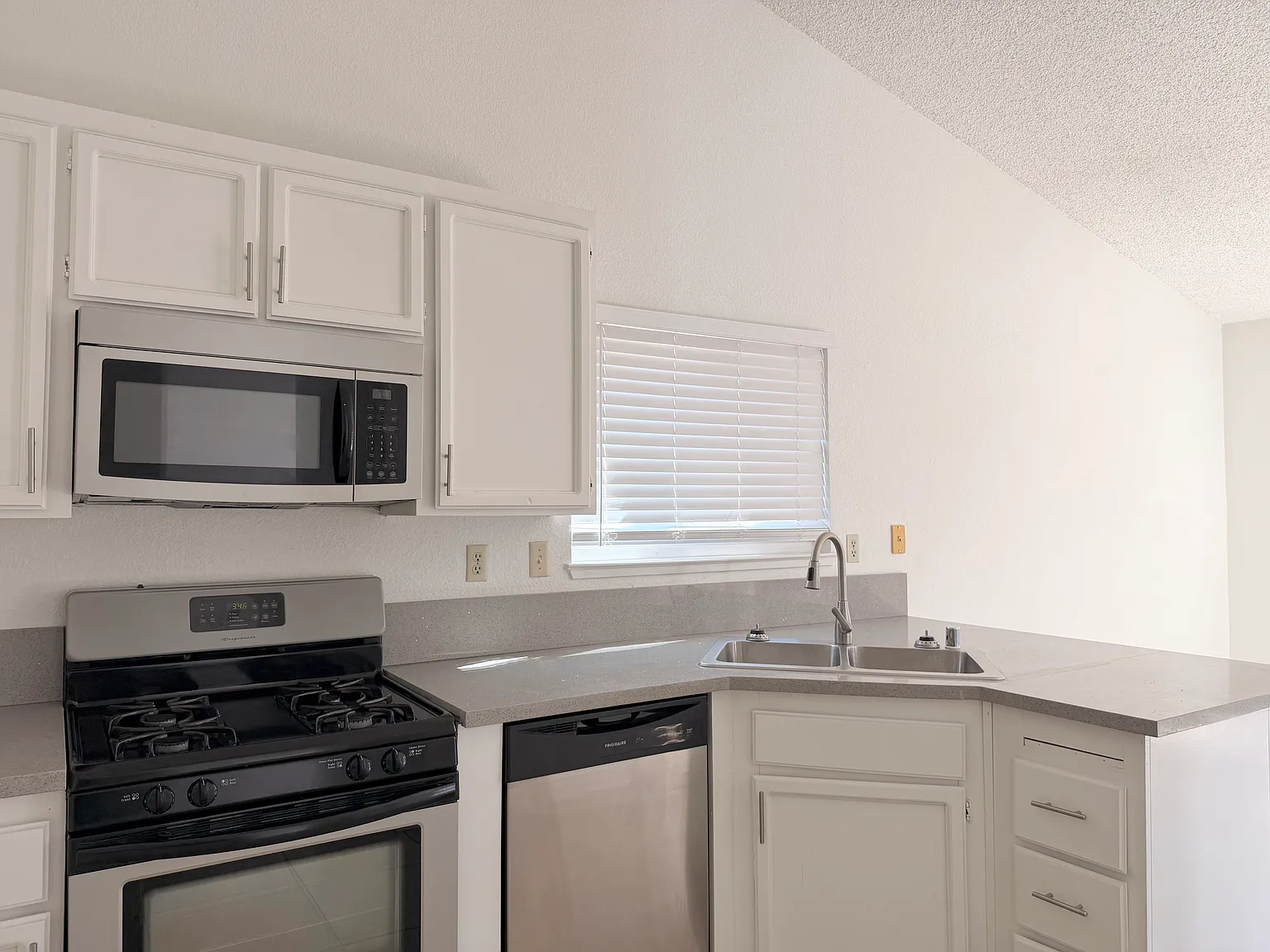 3 bed, 1195 sqft, $2,395 — Photo 2