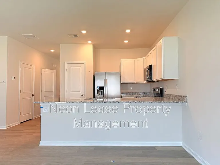 529 Colette St — Photo 6