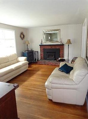 4th image of 210 Belmont St