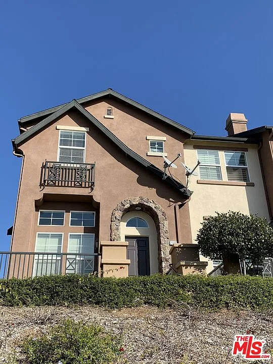 3 bed, 2.5 bath, 1782 sqft, $4,200 — Photo 1