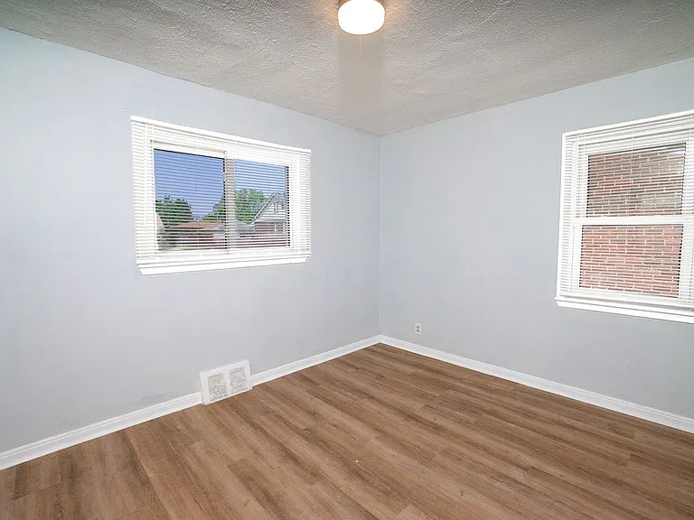18488 Shields St — Photo 10
