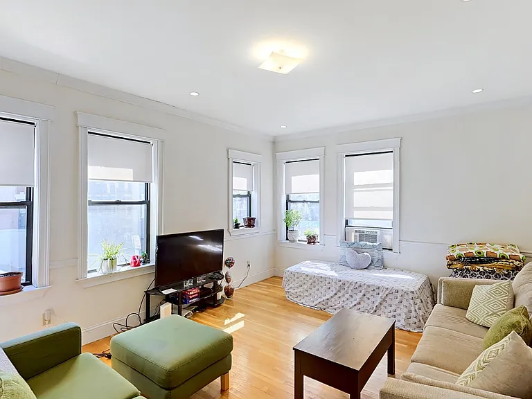 76 Quint Ave #8 — Photo 3