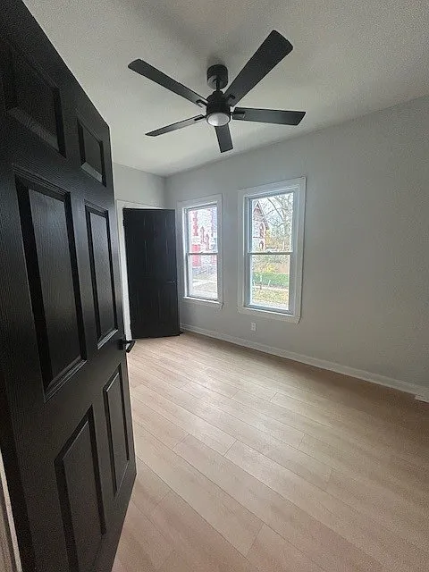 3 bed, 900 sqft, $1,800 — Photo 2