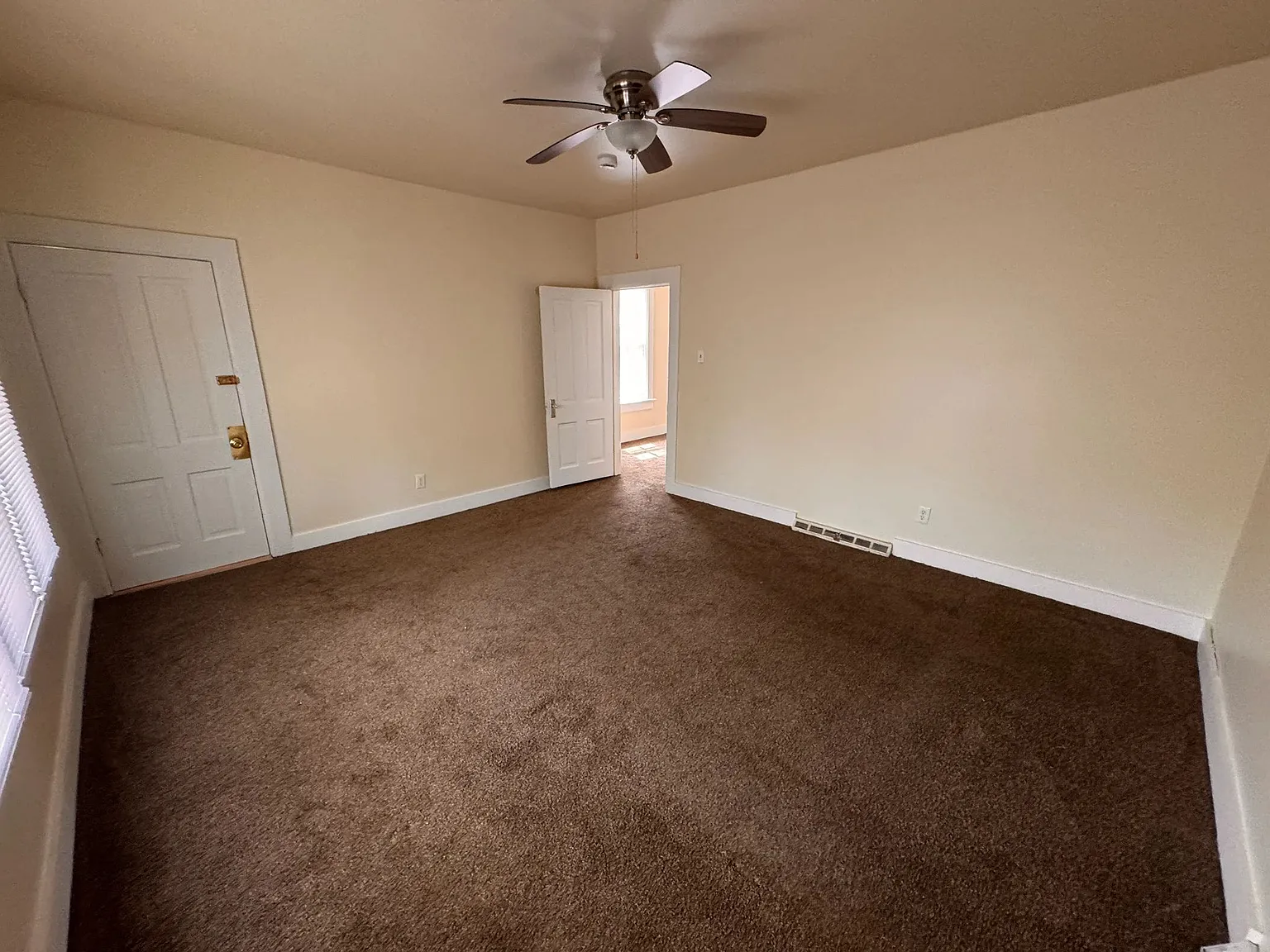 2 bed, 900 sqft, $1,300 — Photo 4