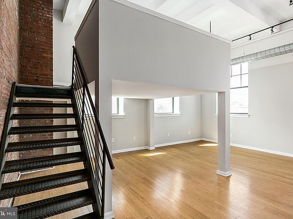 3rd image of 1637-39 Poplar St #S2