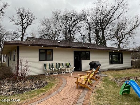 21 Eastwood Dr, Grafton, ND 58237