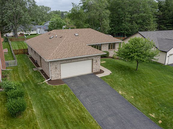 2nd image of 3319 Applewood Ln