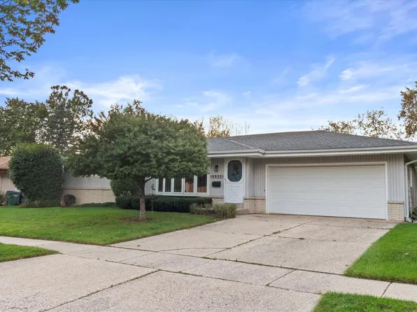 5830 Lakeview DRIVE, Greendale, WI 53129