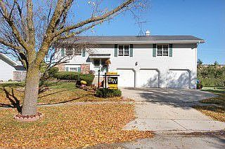 Additional 3rd car garage with side door to backyard
