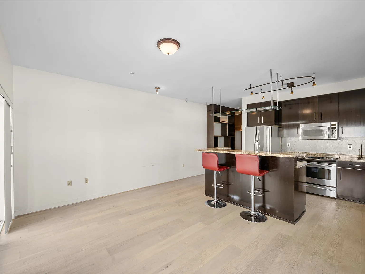 1 bed, 569 sqft, $2,400 — Photo 3