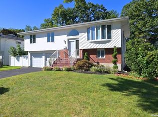 1752 Roberta Ln, Merrick, NY 11566