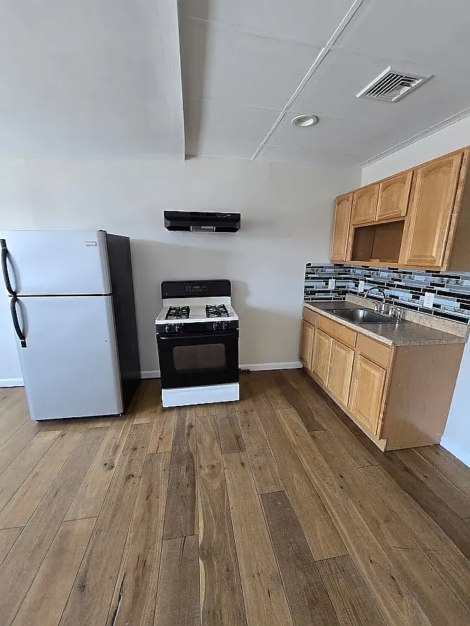 3 bed, 1000 sqft, $1,994 — Photo 1