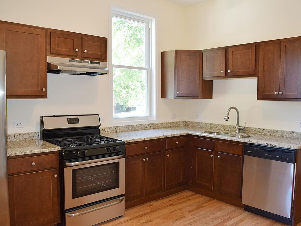 1st image of 1067 W Cornelia Ave #3F