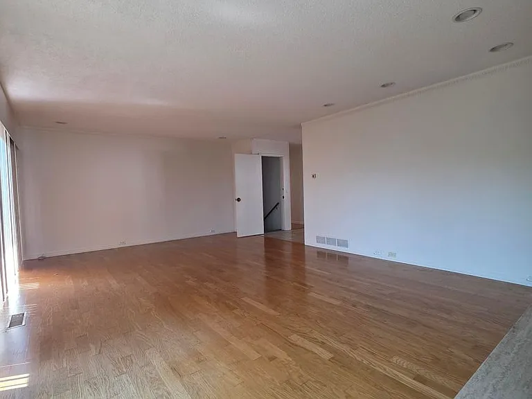 6437 Elmhurst Dr — Photo 8