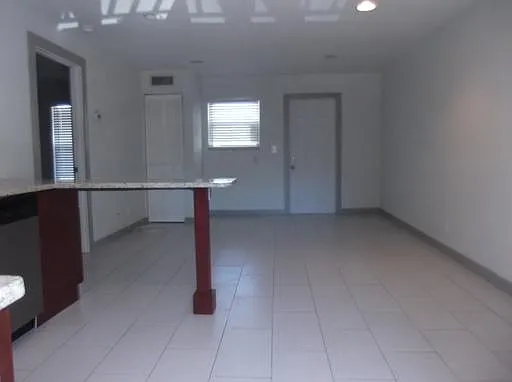 4205 S Manhattan Ave — Photo 3
