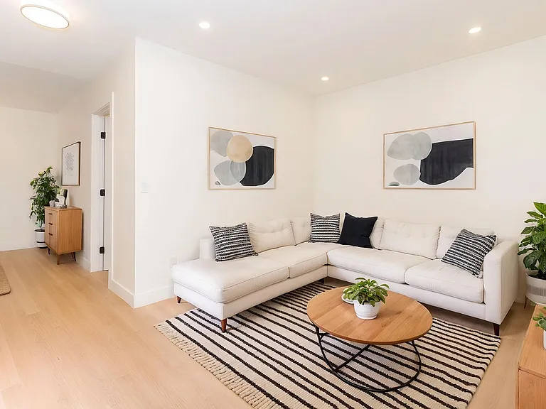 Remodeled 2 Bedroom/ 1 Bath Apartment Near Strand Beach in Oceanside! — Photo 11