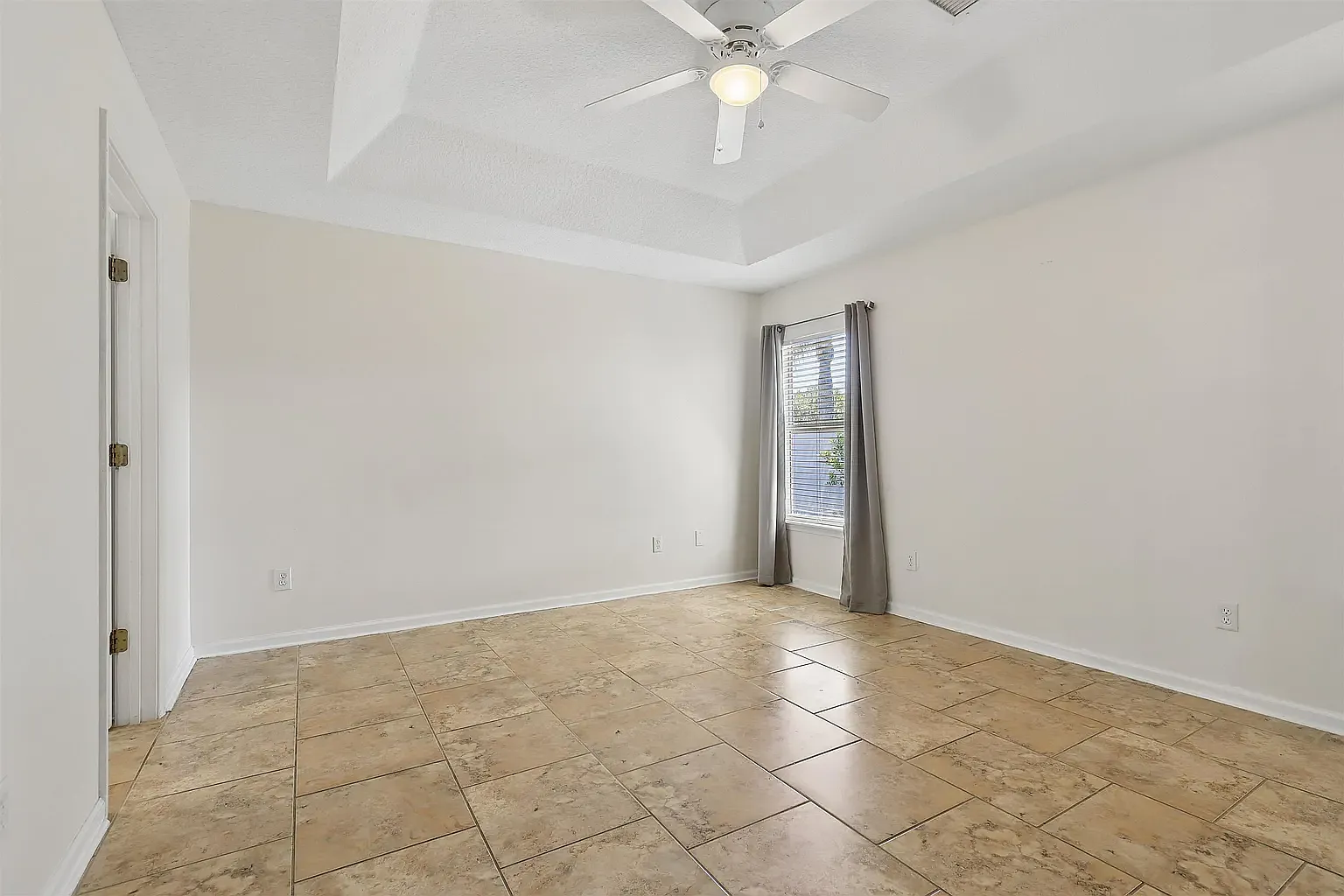 5 bed, 2224 sqft, $2,600 — Photo 4