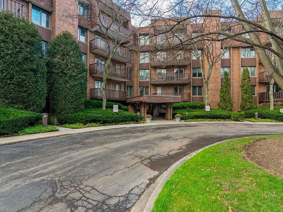 Lovely condo with strong association and healthy reserves. Pool, tennis court.