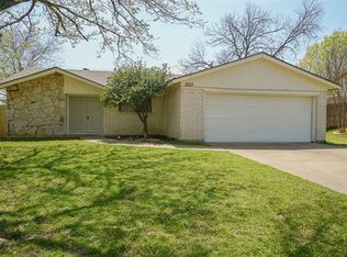 2102 Kent Dr, Arlington, TX 76010