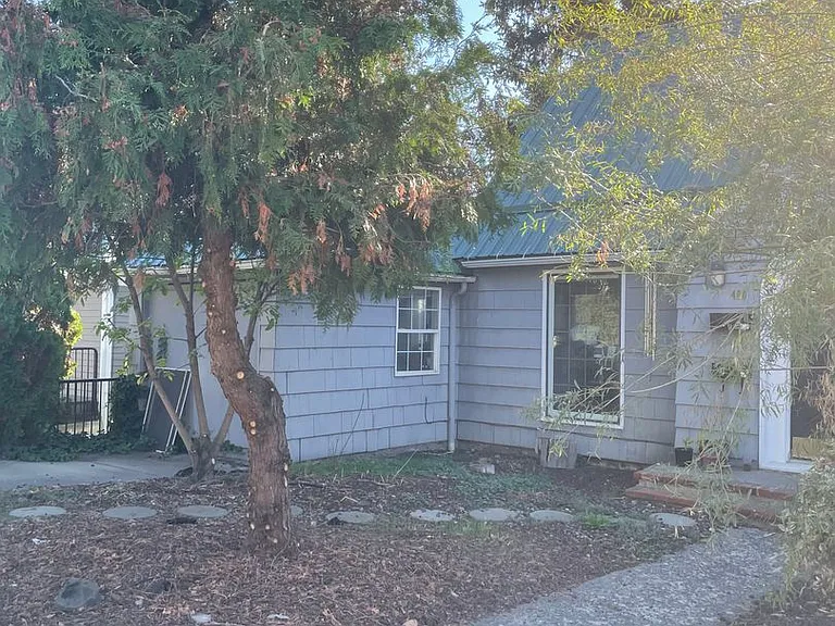 480 NE Maiden Ln — Photo 1