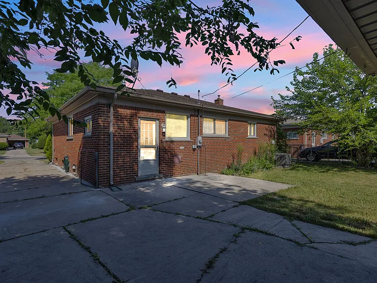 8484 Berwyn St — Photo 28