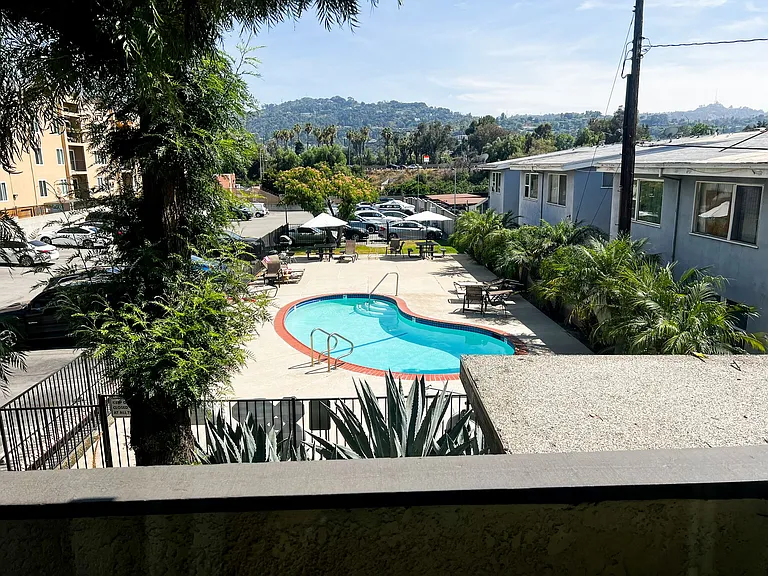 11018 Moorpark Apartments — Photo 35