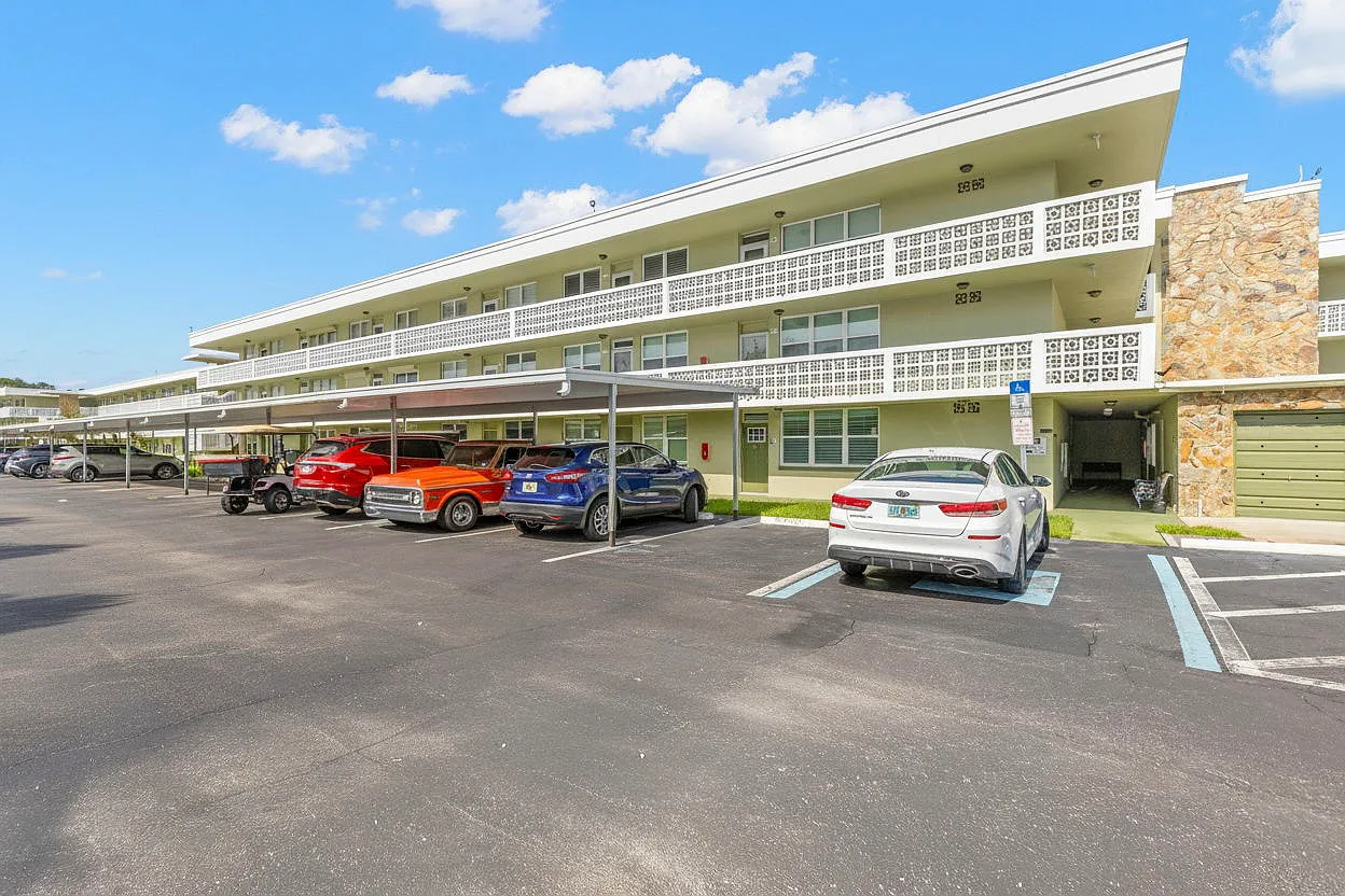 1 bed, 1.5 bath, 925 sqft, $1,650 — Photo 1